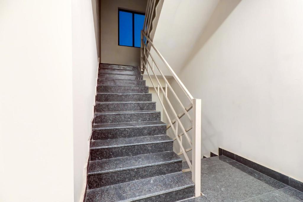 a staircase in a building with a window at Super OYO Flagship 79480 Flagship Hhh Skyline in Rānchī