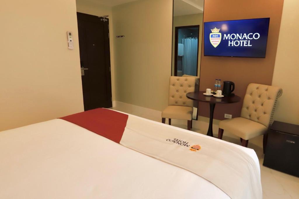 Postel nebo postele na pokoji v ubytování Monaco Hotel