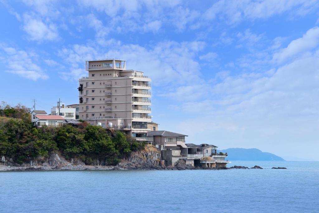 ein großes Gebäude auf einer Insel im Wasser in der Unterkunft Ako Onsen Shokichi in Ako