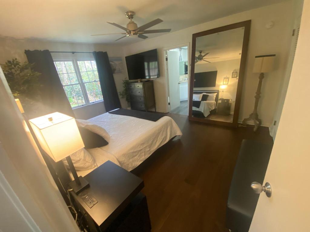 una camera con letto e ventilatore a soffitto di Elias Lake House a Gainesville