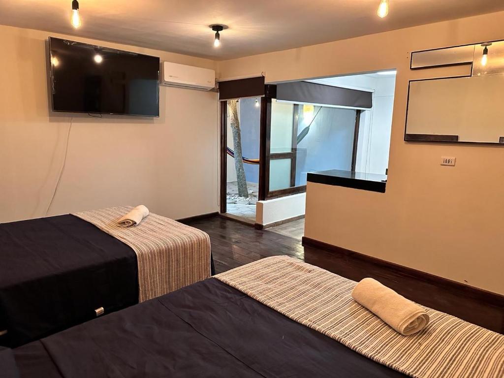Zimmer mit 2 Betten und einem Flachbild-TV in der Unterkunft Apartamentos Mar y sol in Chachalacas