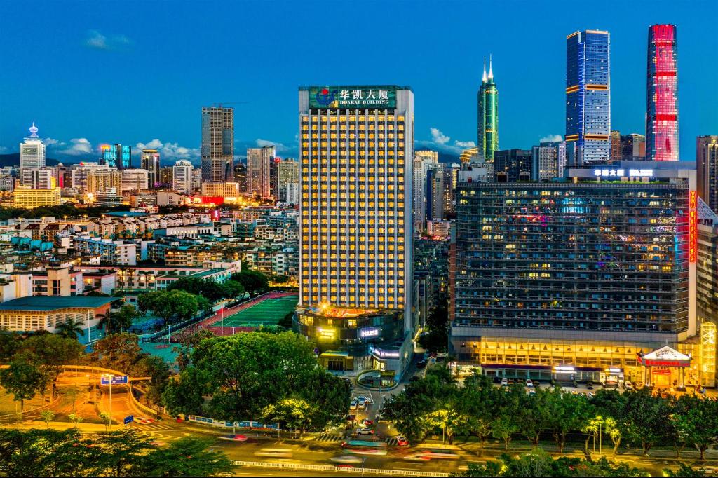 Sky Hotel - Shenzhen Luohu Sungang BaoNeng Center في شنجن: اطلالة على مدينة ذات مبنى طويل
