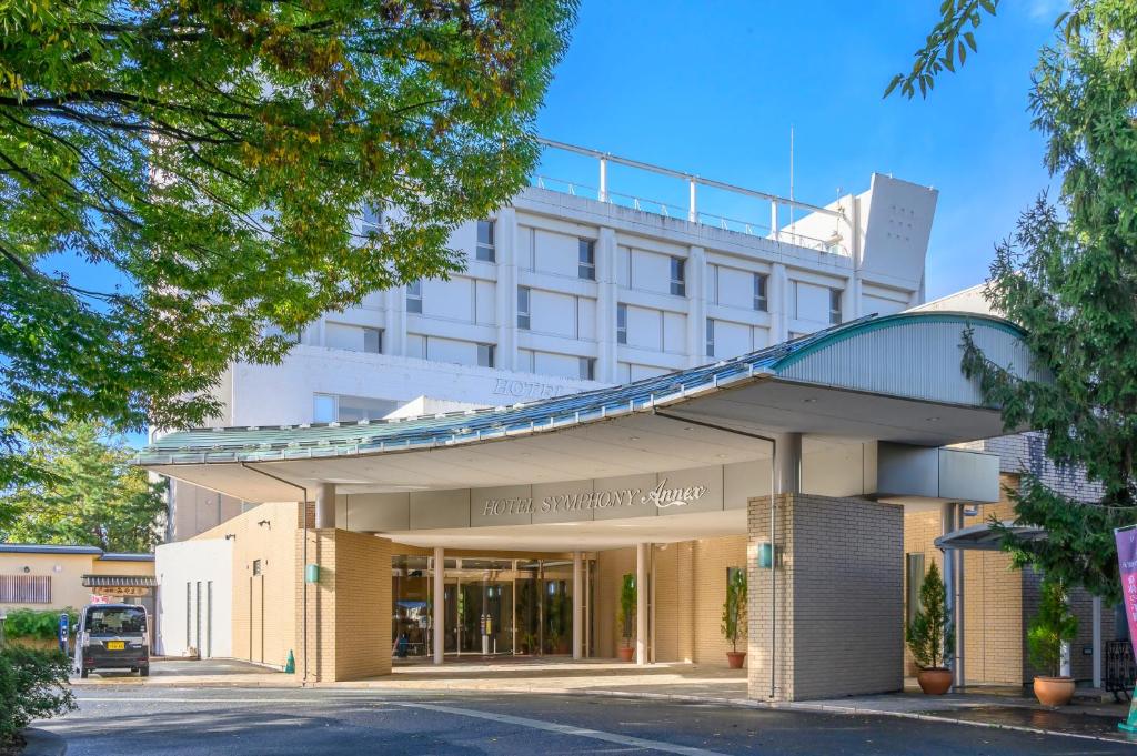 - une vue sur l'avant d'un bâtiment dans l'établissement Hotel Symphony Annex Sagae Onsen, à Sagae