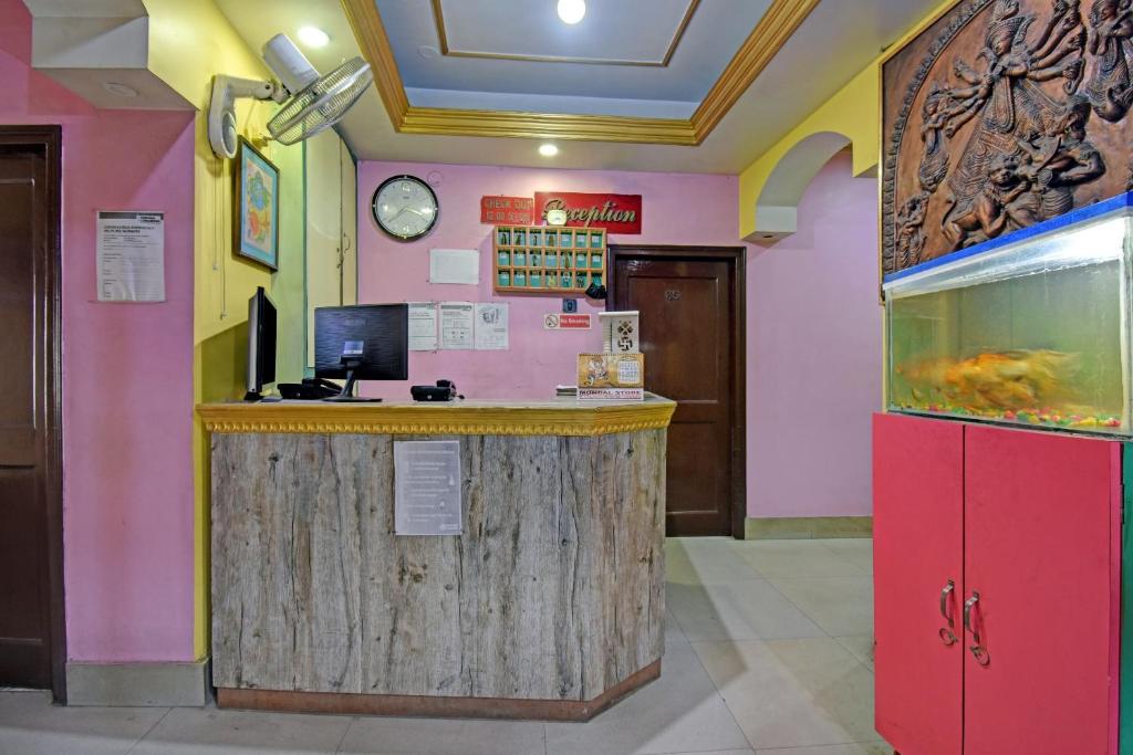 een bar in een kamer met een aquarium bij Flagship Continental Stays Near Netaji Subhash Chandra Bose International Airport in Gauripur