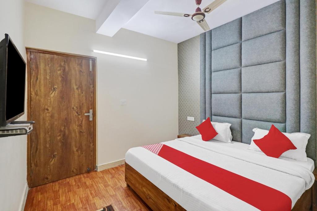 Ліжко або ліжка в номері Flagship Hotel Atithi