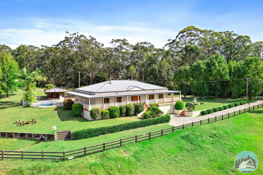 una vista aérea de una casa con un gran patio en Aircabin - KANGY ANGY - Rural Retreat - 8 Beds House, en Tuggerah