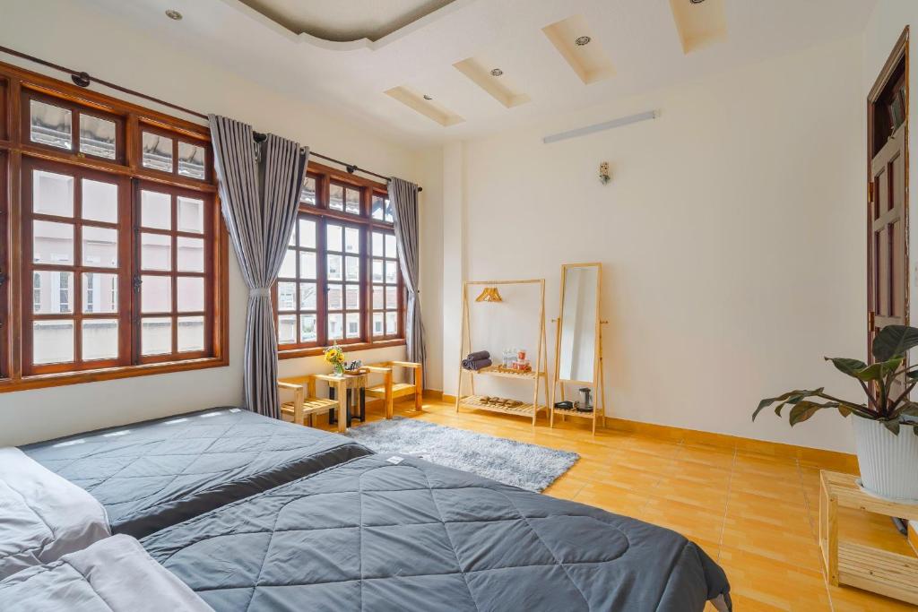 Giường trong phòng chung tại May House Dalat