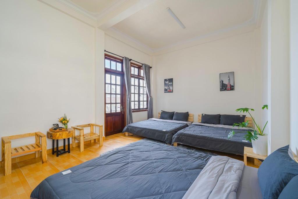 Giường trong phòng chung tại May House Dalat