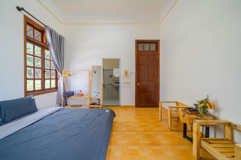 Khu vực ghế ngồi tại May House Dalat