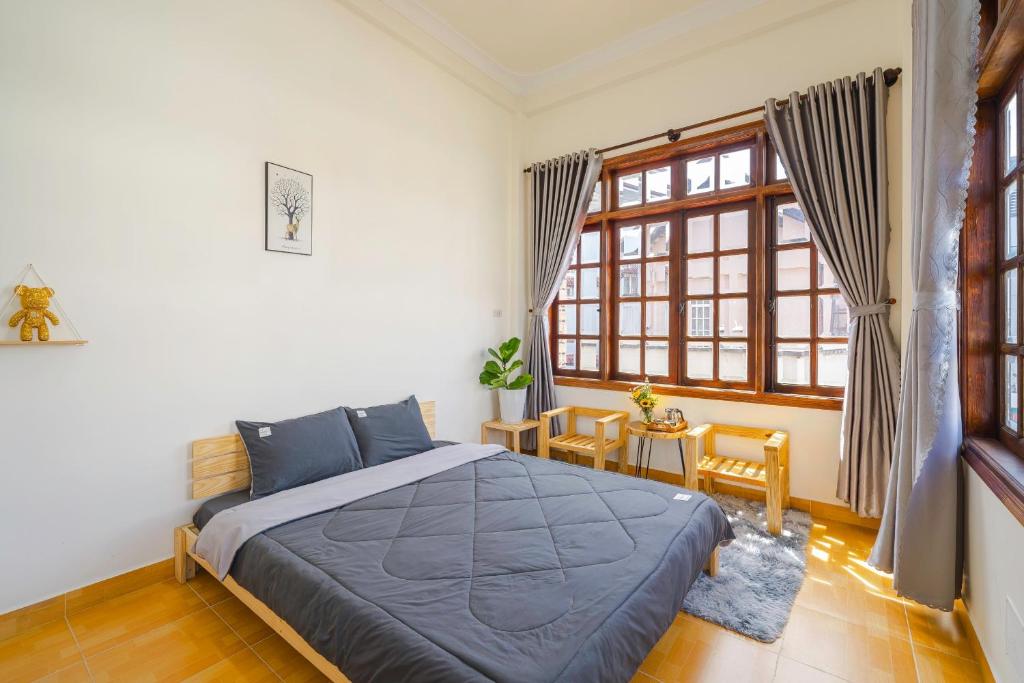 Giường trong phòng chung tại May House Dalat