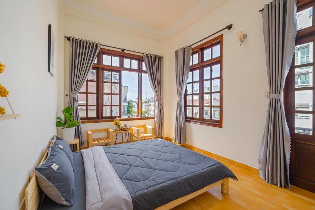Giường trong phòng chung tại May House Dalat