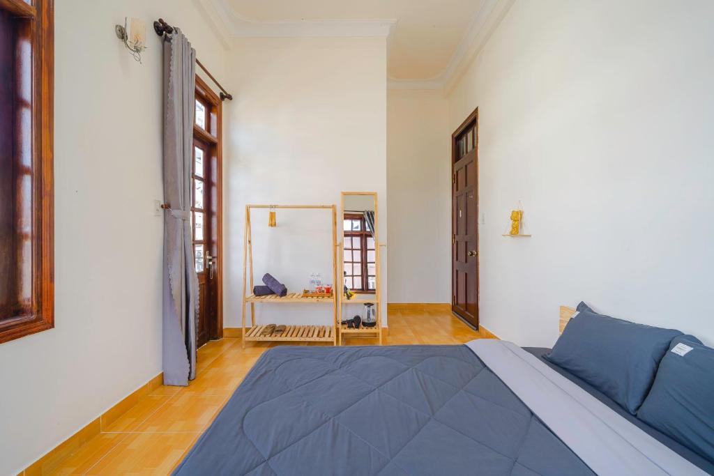 Giường trong phòng chung tại May House Dalat