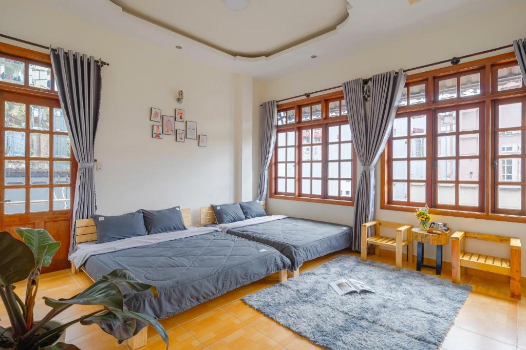 Giường trong phòng chung tại May House Dalat