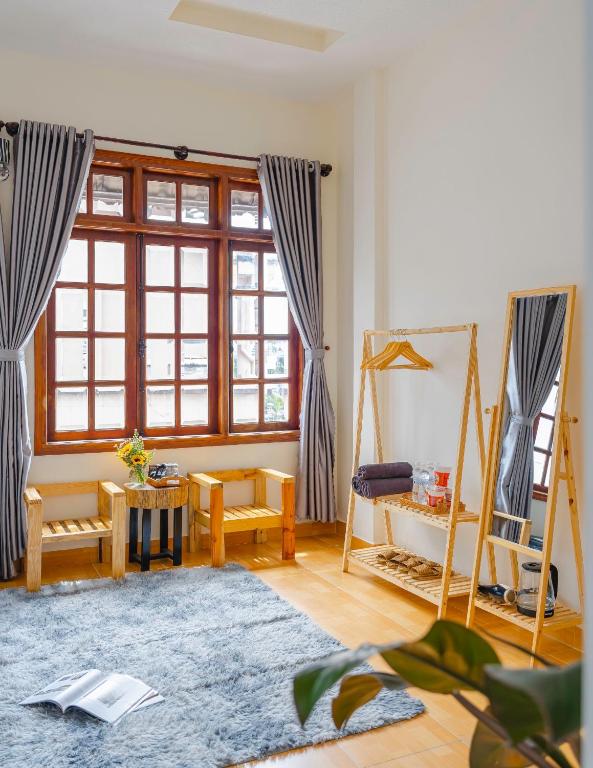 Khu vực ghế ngồi tại May House Dalat