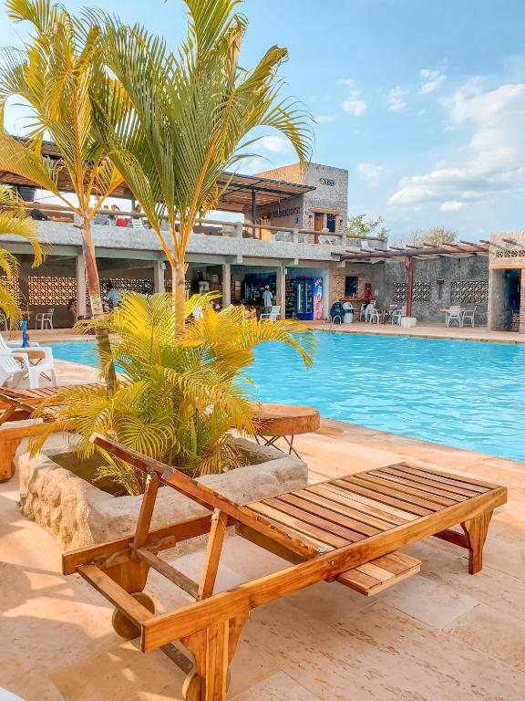 Bazén v ubytování La Rosa Nautica Hostel nebo v jeho okolí