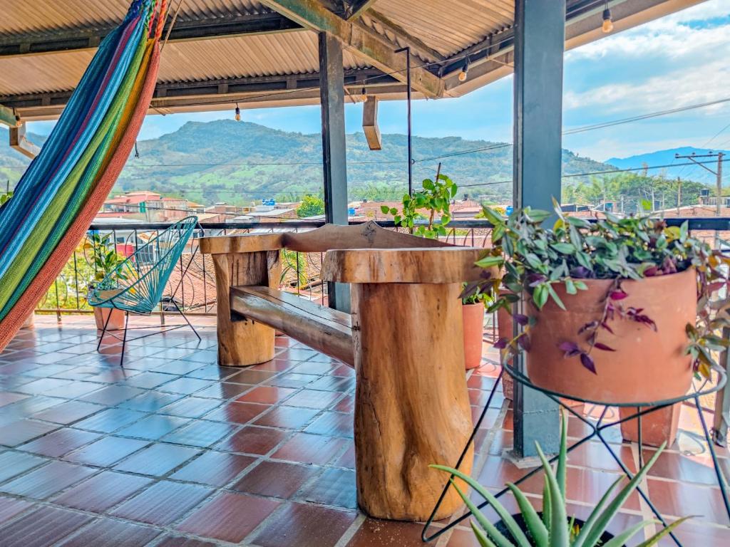 Nespecifikovaný výhled na hory nebo výhled na hory při pohledu z hostelu