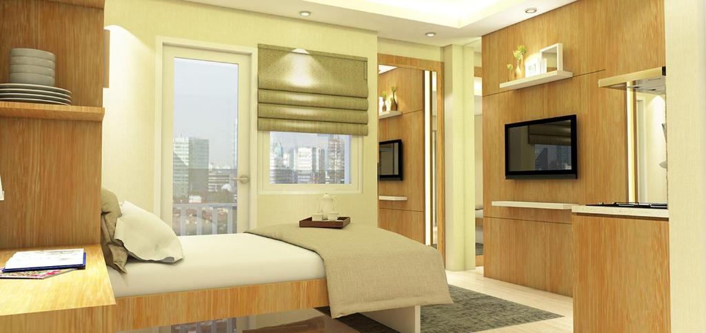 Schlafzimmer mit einem Bett mit einem Fenster und einem TV in der Unterkunft Apartemen Green Pramuka City Tipe Studio (1 BR) in Jakarta