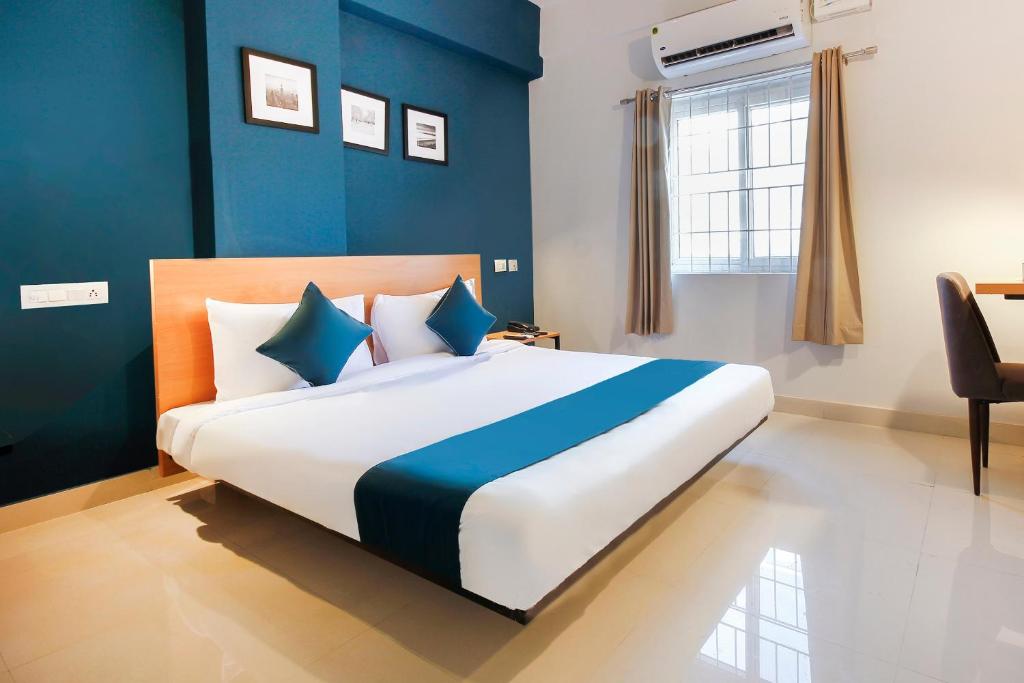 Ένα ή περισσότερα κρεβάτια σε δωμάτιο στο OYO SilverKey Khajaguda
