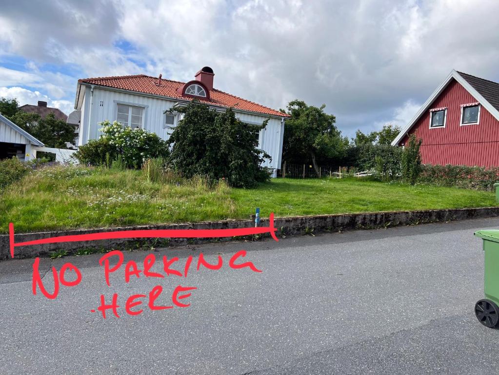 a no parking hello sign on the street in front of a house at Enkelt boende med närhet till centrala Jönköping. in Jönköping