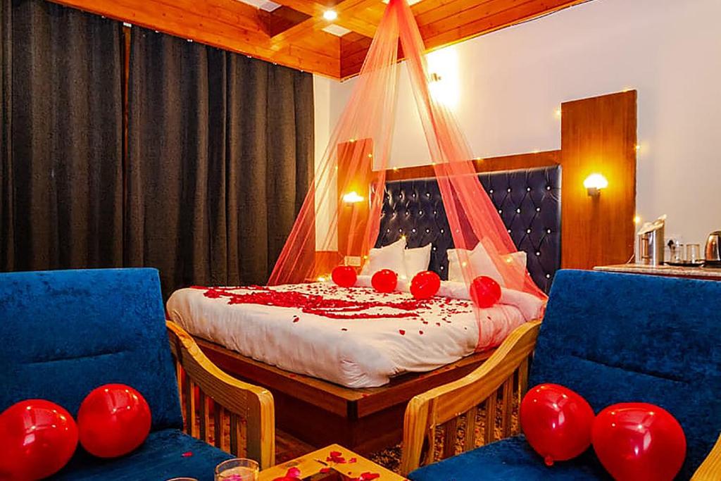 - une chambre avec un lit doté de ballons rouges dans l'établissement FabHotel La Kailasha Regency, à Manali