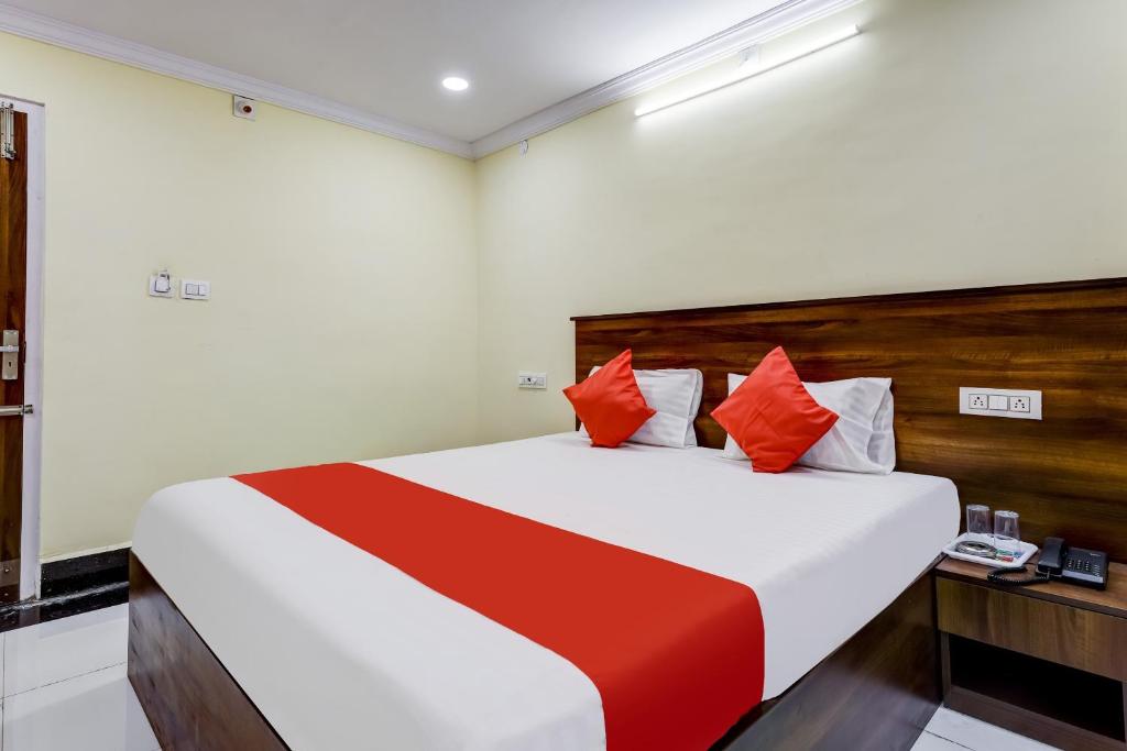 Tempat tidur dalam kamar di Collection O Hotel Srinivasa Residency