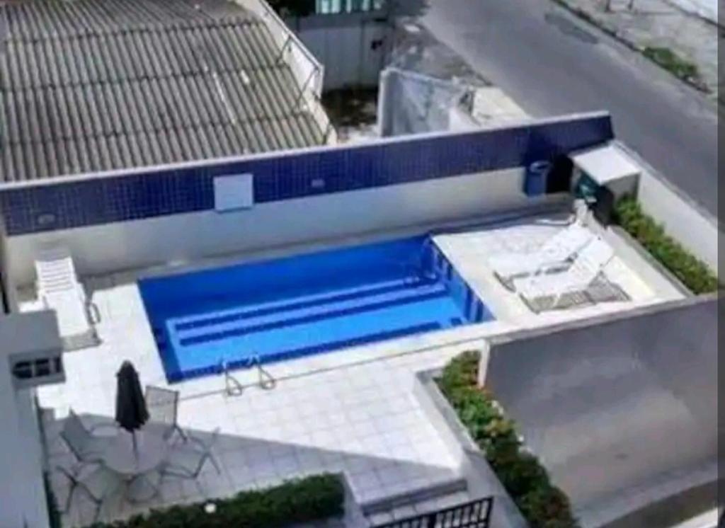 un banco azul sentado en la parte superior de un edificio en Quarto privado somente para mulheres e banheiro exclusivos - demais areas compartilhadas, en Maceió