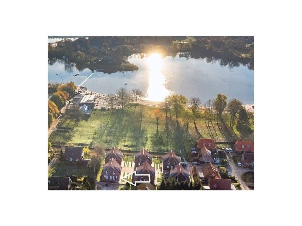 una vista aérea de una casa y un lago en Nitschke - FeWo Flood, en Tannenhausen