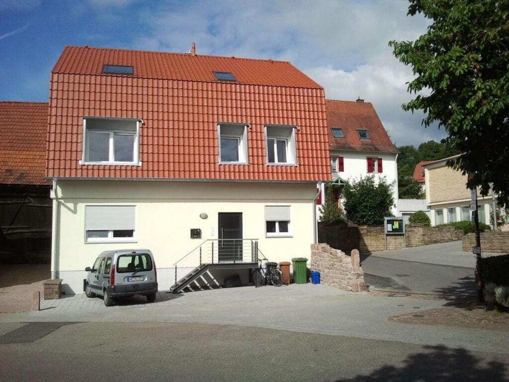 une maison avec une voiture garée devant elle dans l'établissement Apartment "Max & Moritz", à Bammental
