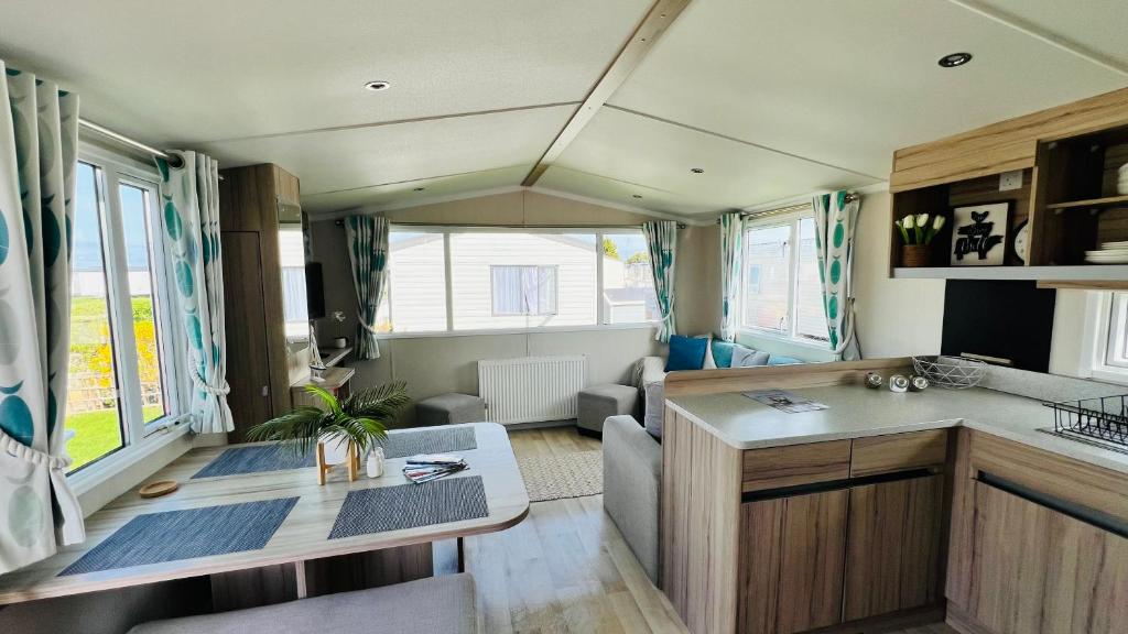 Kuchyň nebo kuchyňský kout v ubytování Luxurious caravan in Lyons Holiday Park Rhyl