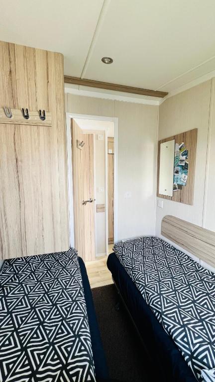 Postel nebo postele na pokoji v ubytování Luxurious caravan in Lyons Holiday Park Rhyl