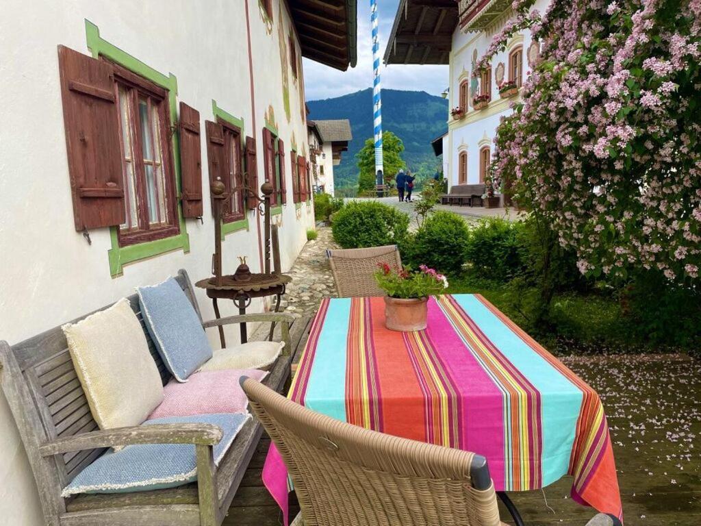 una mesa con un colorido mantel en el patio en YVONNE in the Schusterhäusl, en Samerberg