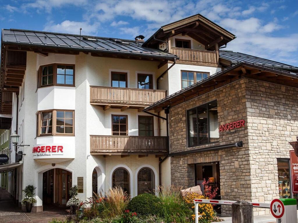 um grande edifício com varandas em cima em Angerer-the holiday apartment em Berchtesgaden
