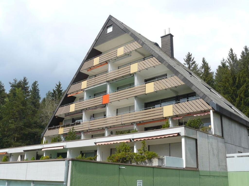 een groot appartementencomplex met een puntdak bij Forest Residence Modern retreat in Unterkirnach