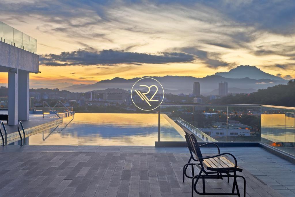 un par de sillas sentadas en la parte superior de un edificio en Aru Suites HOMESTAY WIFI,Carpark,24h Check in,Water Filter by R2 Residence, en Kota Kinabalu