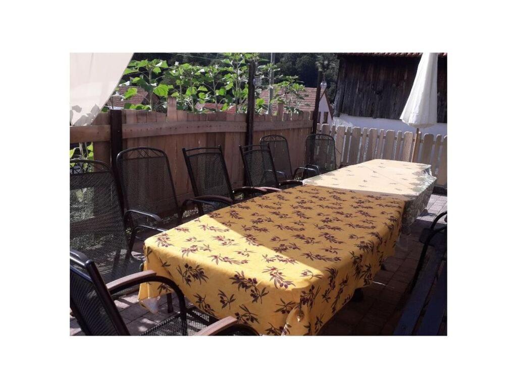 una mesa con un mantel amarillo en el patio en Ground floor palatine, en Rumbach