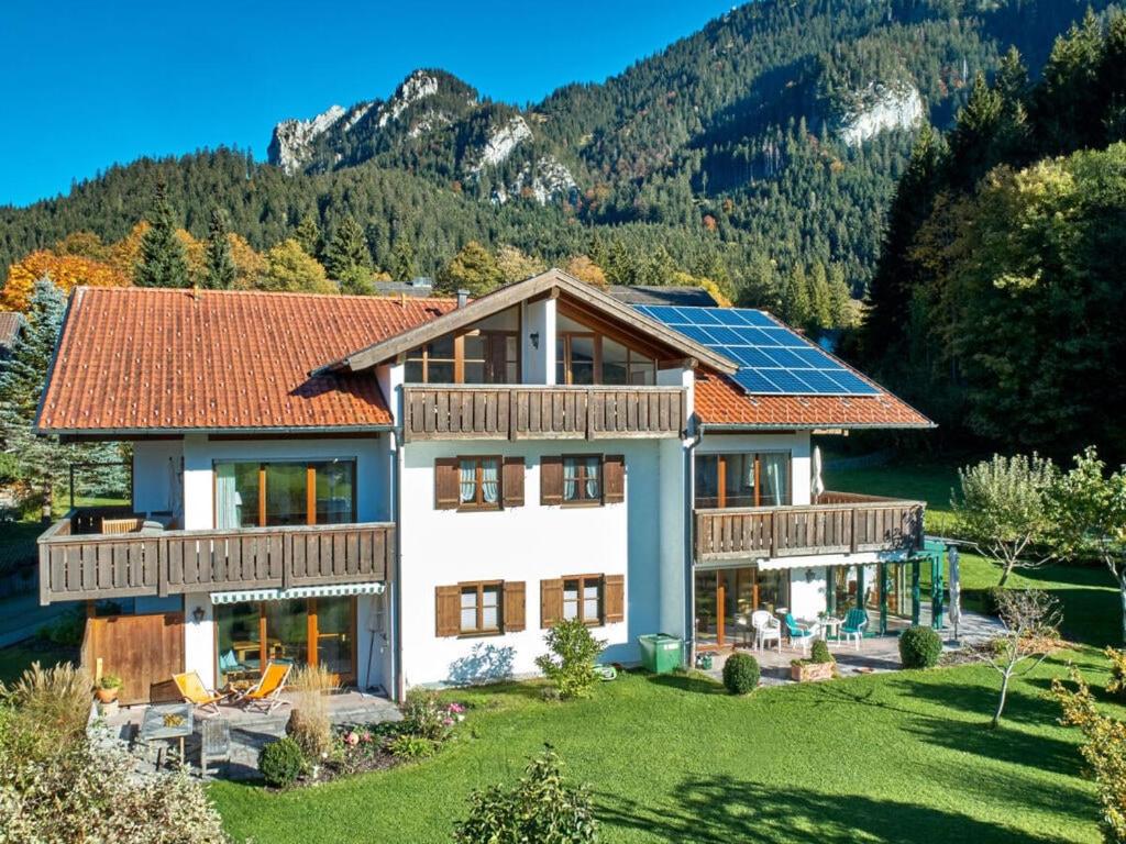 uma casa com painéis solares no telhado em Apartments Christiane em Oberammergau