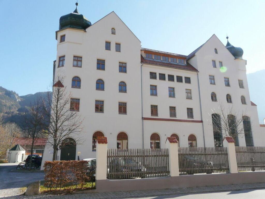 un gran edificio blanco con una valla delante en Kampenwand Loft Modern retreat, en Aschau