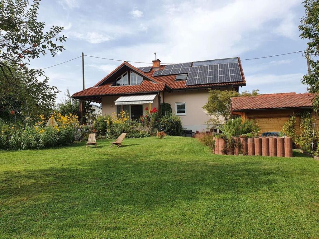 una casa con paneles solares en la parte superior de un patio en Wutachtal Modern retreat 