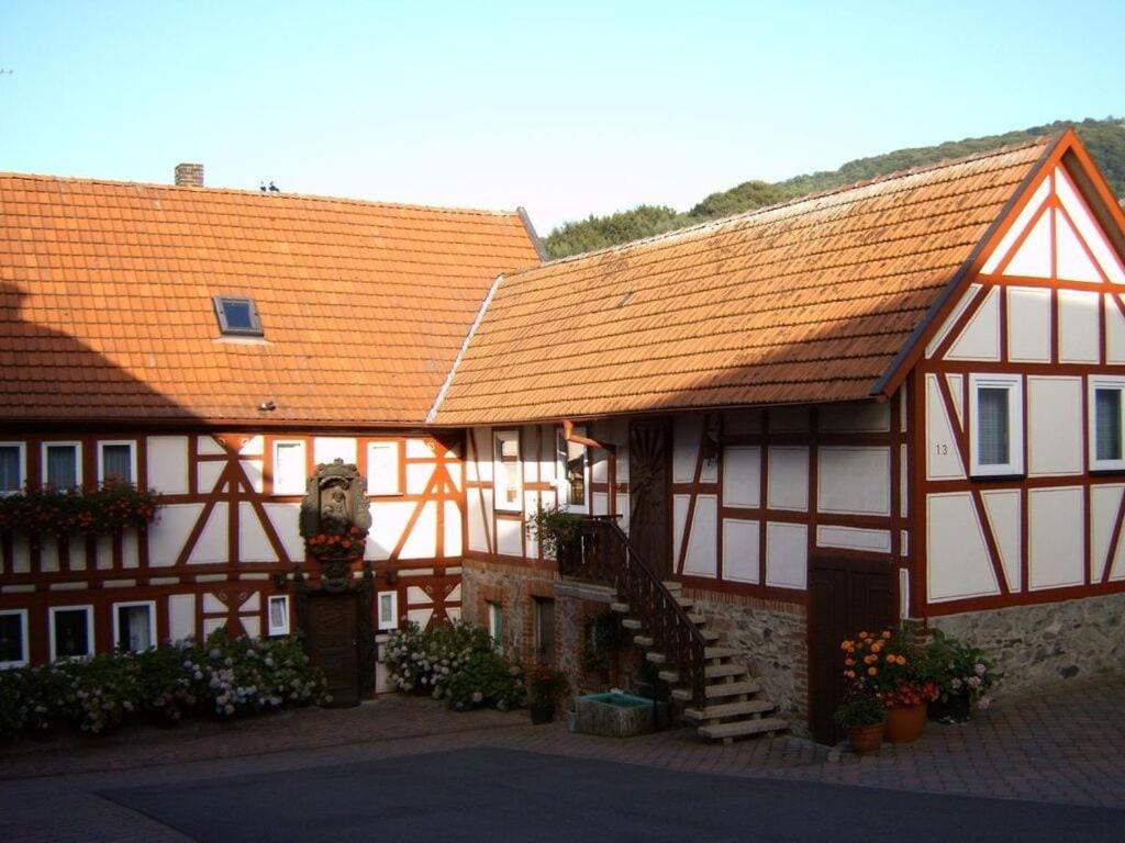 um grande edifício com um telhado laranja e uma escadaria em Old Mill Fam Menz 