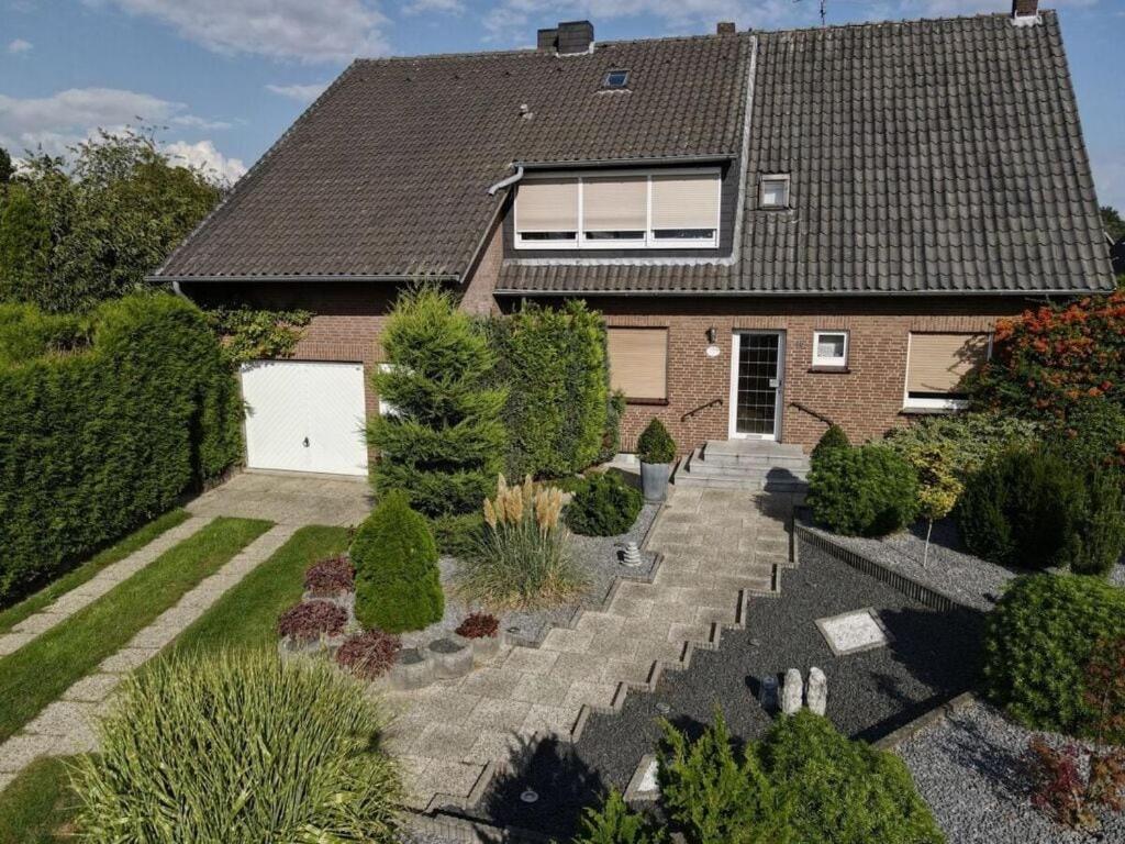 una casa con un jardín delante de ella en "Am Ahornweg" Modern retreat, en Speelberg
