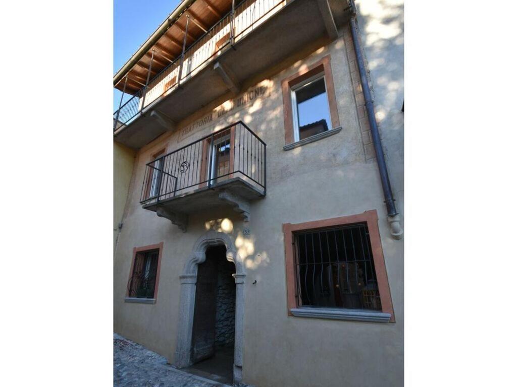 een gebouw met een balkon aan de zijkant bij Via Roma 53 - Bedero in Brezzo
