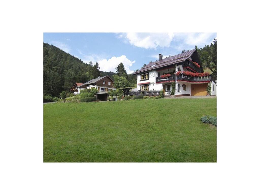 une maison avec une pelouse devant elle dans l'établissement Oberrain in the Ferienhaus Schenk, 