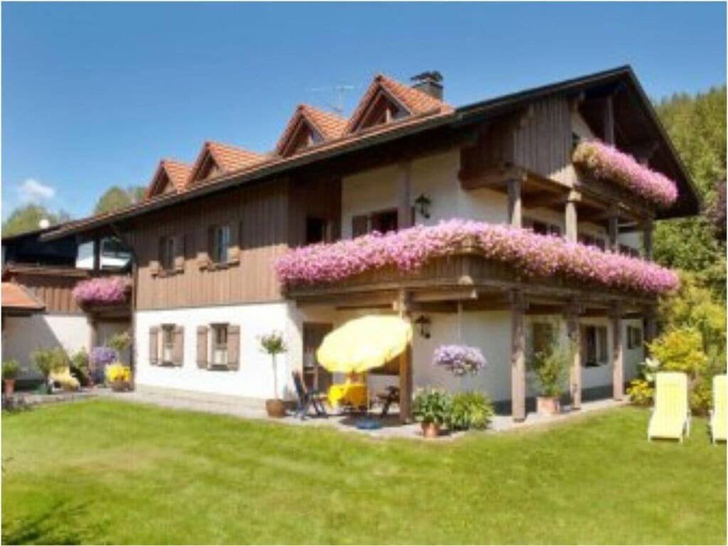 duży dom z kwiatami na boku w obiekcie Hittenpichl "St Joseph" w mieście Bodenmais