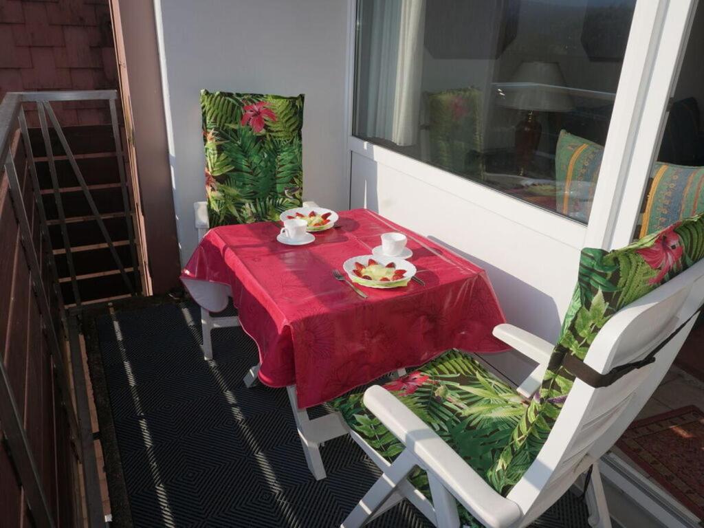 アルテンアウにあるBeautiful view Modern retreatの小さなテーブル(赤いテーブルクロスと椅子2脚付)