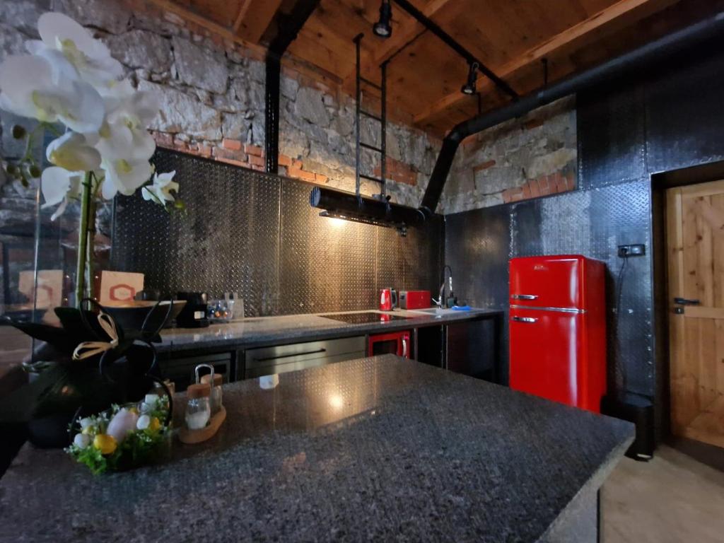Il comprend une cuisine équipée d'un comptoir et d'un réfrigérateur rouge. dans l'établissement Dom Pod Lipą, à Szklarska Poręba