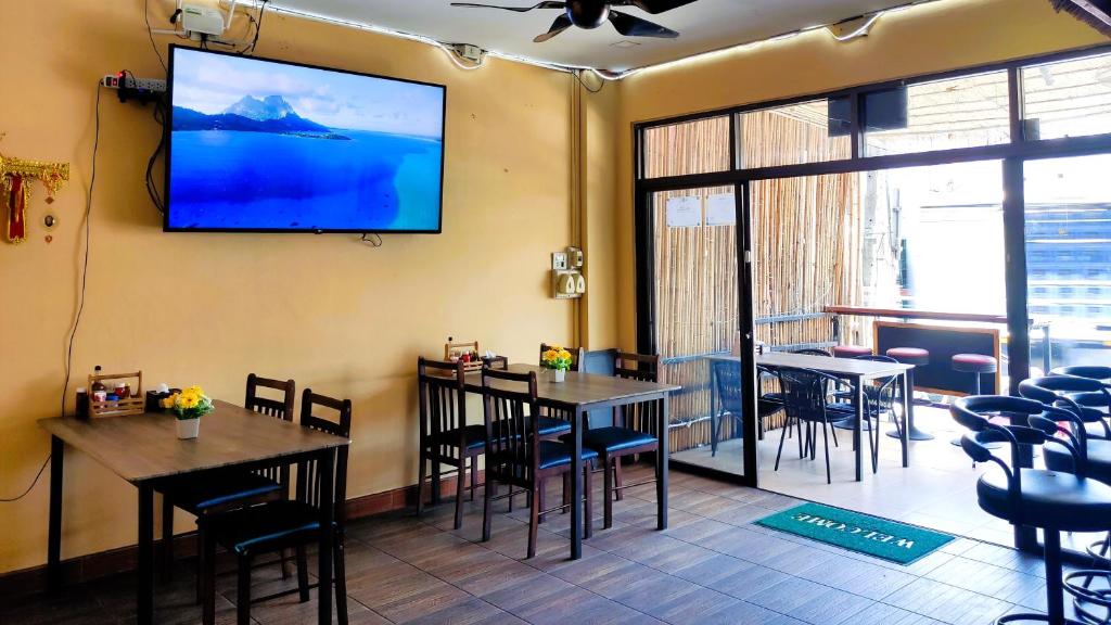 TV a/nebo společenská místnost v ubytování Lucky Buako Hotel Patong