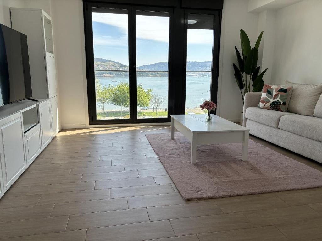 sala de estar con sofá y mesa en El Mirador Ría de Vigo, apartamento frente al mar, céntrico, en Moaña