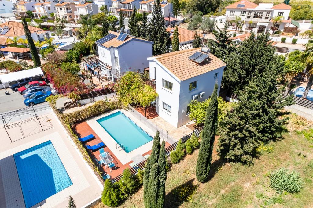 een luchtzicht op een huis met een zwembad bij Ayia Thekla Serenity Villa in Ayia Napa