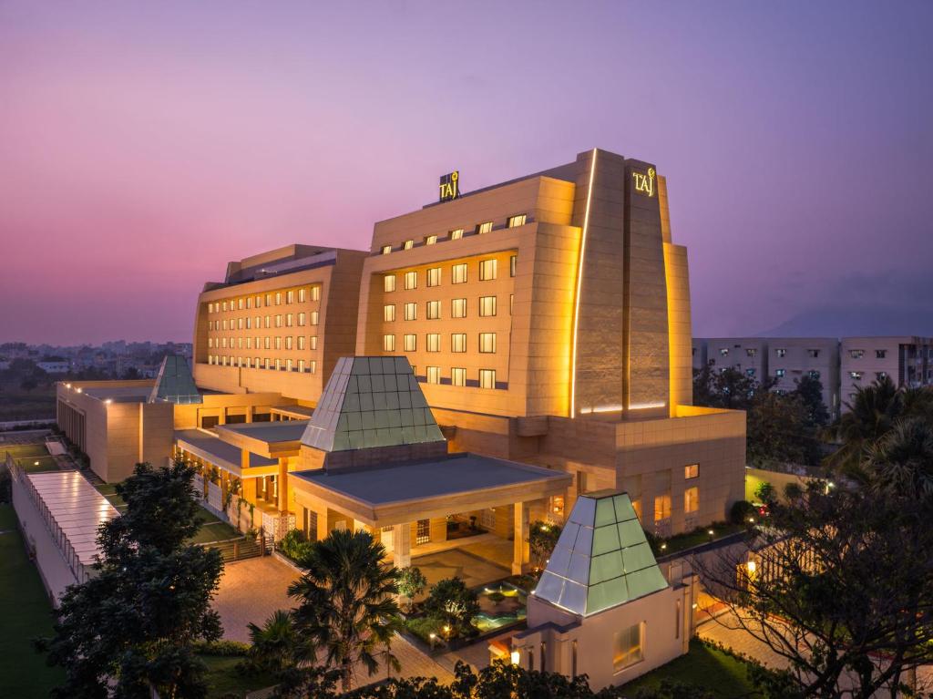 een groot gebouw met 's nachts verlichting bij Taj Tirupati in Tirupati