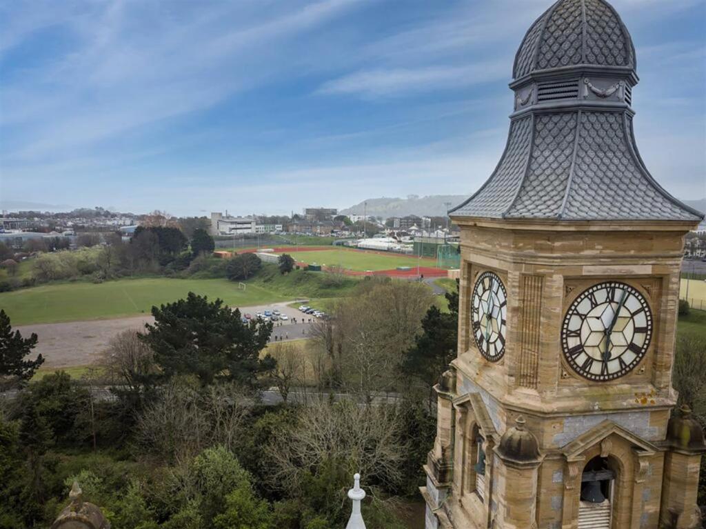 einen Uhrturm mit einem Dach darüber in der Unterkunft Luxury 1 Bedroom Duplex with Free Parking in Plymouth